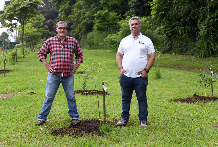 Sergio Feoli y Héctor Espinoza Los ingenieros forestales, Srgio Feoli (CNFL) y Héctor Espinoza (UCR), comparten el criterio de …