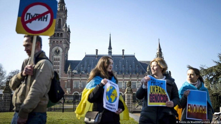 En las afueras del Peace Palace en La Haya, personas se manifestaron en contra de la agresión …