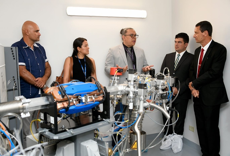 El Dr. Erick Mora Ramírez, especialista en medicina nuclear, explica los detalles del ciclotrón a …