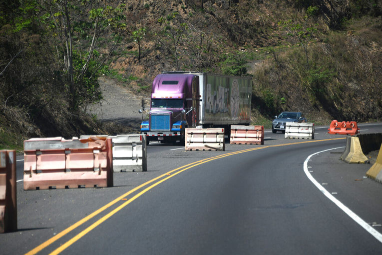 Foto 3 LanammeUCR Carreteras Ruta 27 Karla Richmond Desde su inauguración en el año 2010, la ruta 27 San José-Caldera ha presentado problemas debido …