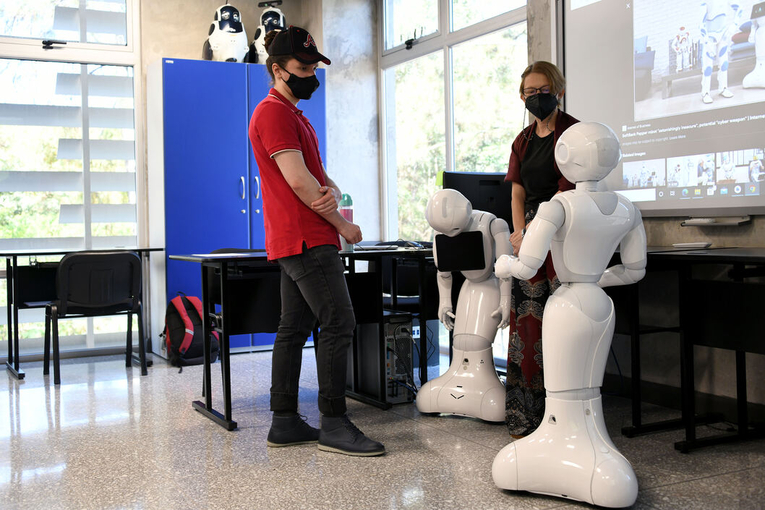 Las participantes en la dinámica de charadas tuvieron contacto verbal directo con el robot …