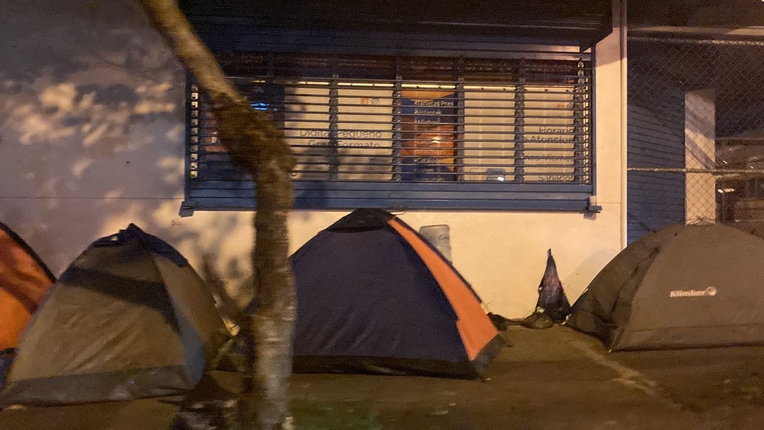 Fotografía: Guillermo Navarro (2022) Campamento de personas migrantes en las inmediaciones de …