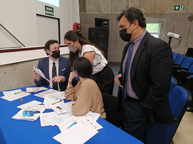 El equipo de la Pontificia Universidad Javeriana de Bogotá en plena discusión antes de presentar …