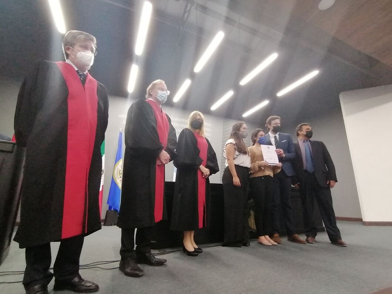 El equipo de la Pontificia Universidad Javeriana de Bogotá muestra el certificado que lo acredita …