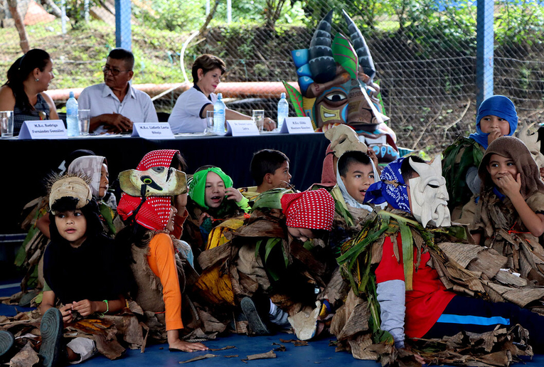 Los niños y niñas representaron el Baile de los Diablitos, una festividad tradicional boruca, que …
