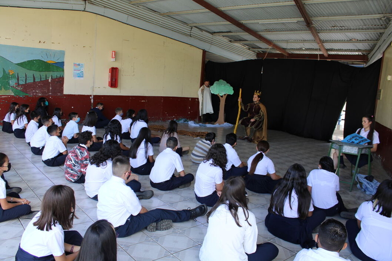 El TCU realizó unas obras de teatro para el día del Libro en la Escuela Finca la Capri para …