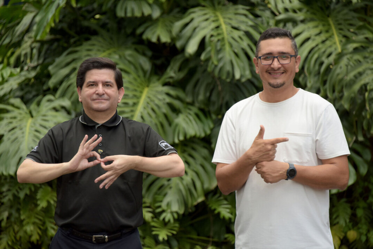 Carlos Gutiérrez Vargas, (de blanco) es el primer estudiante sordo usuario de Lesco que se gradúa …