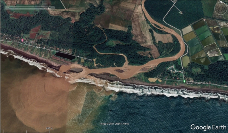 En la desembocadura del río Parrita, se está formando un cordón litoral a raíz de los sedimentos …