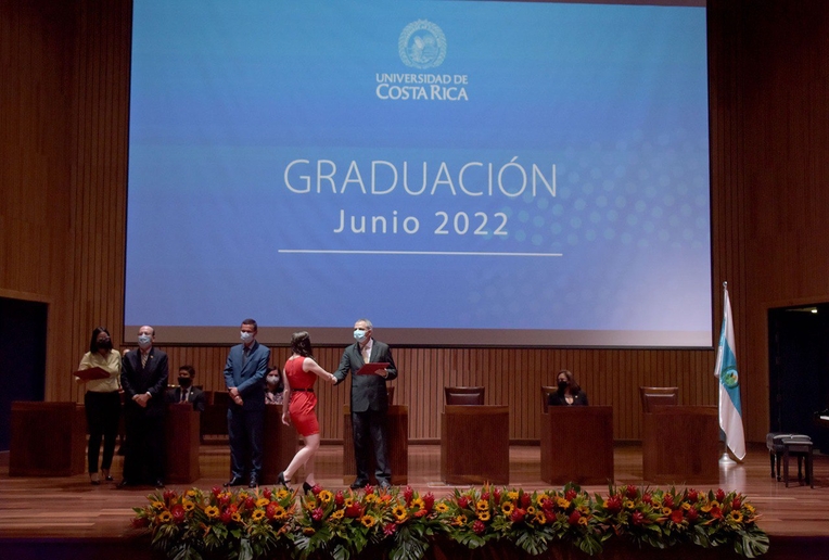Los graduados y graduadas de grado y posgrado se juramentaron este 20 y 21 de junio. Foto: Anel …
