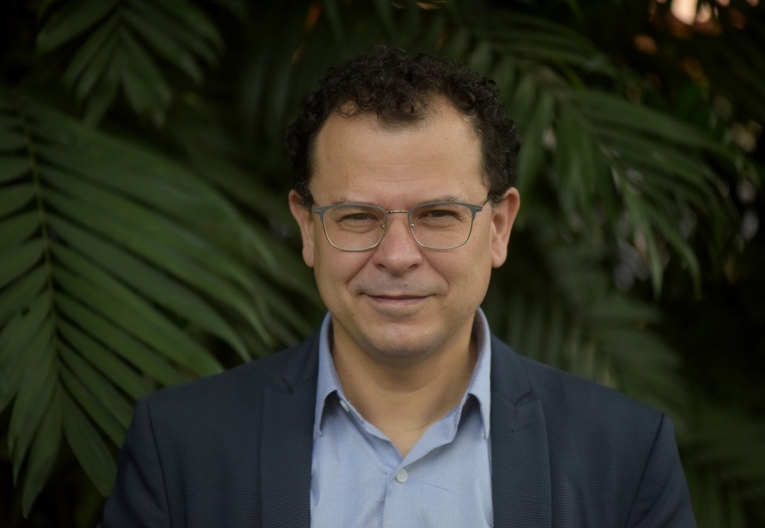 Sergio Rojas Peralta, docente de la Escuela de Filosofía e investigador del Instituto de …