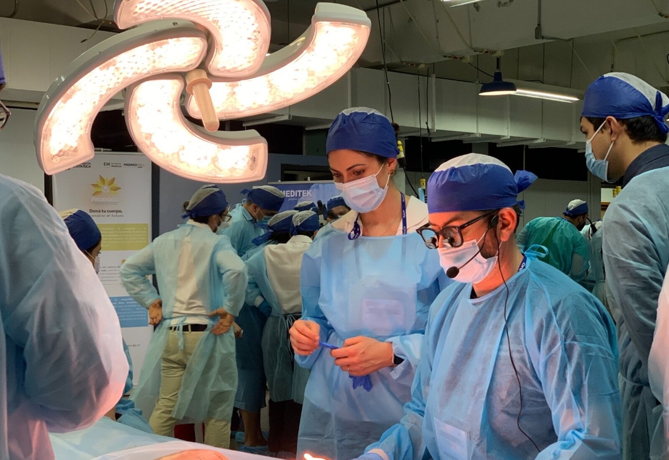 Estudiantes de Medicina aprendiendo con un cadáver