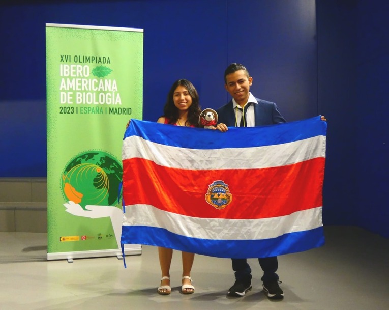 Montserrat y Justin posando con la bandera de Costa Rica 