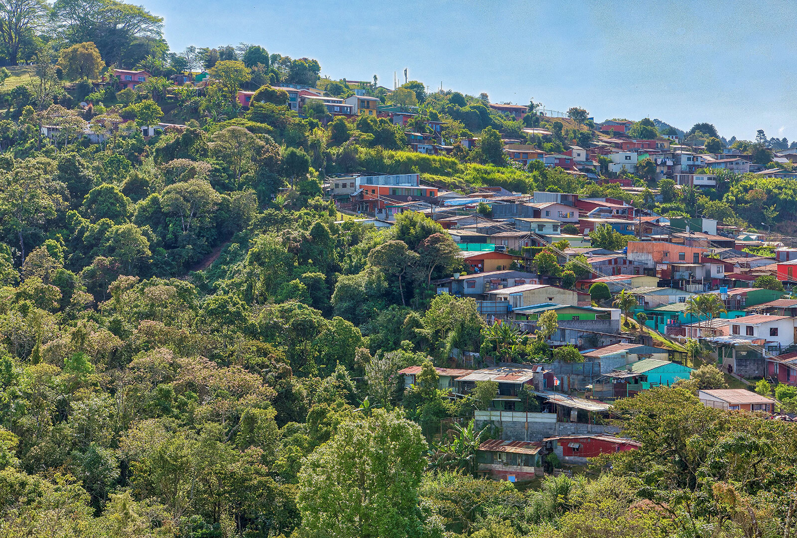 Caserío en montaña