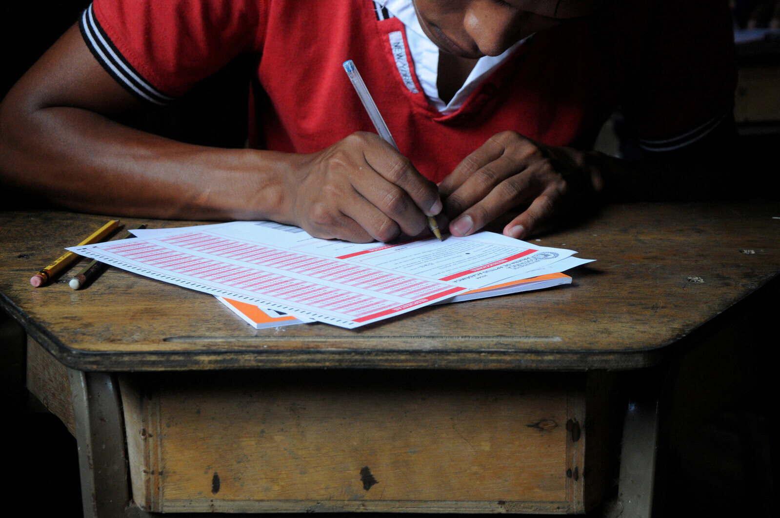 Una persona realizando la Prueba Aptitud Académica (PAA)