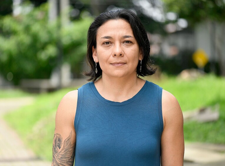 Plano medio de Laura Álvarez Garro en una zona verde de la Universidad de Costa Rica