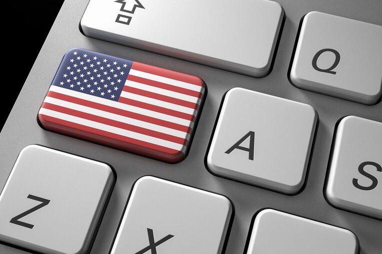 Parte del teclado de una computadora con una gran tecla con la bandera de los Estados Unidos