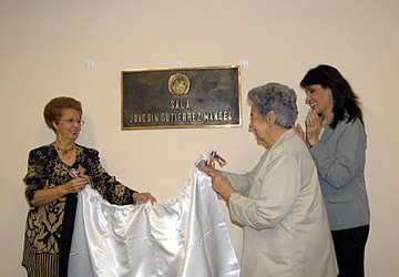 La viuda de don Joaquín, doña Elena Nascimento, develizó la placa que se colocó en la Sala …