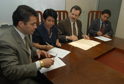 Johnny Badilla, Mayela Cubillo, el Vicerrector de Administración Hermann Hess y Olman Villarreal …