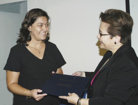 La directora de la Escuela de Ingeniería Industrial Carolina Vásquez entregó a la Rectora …