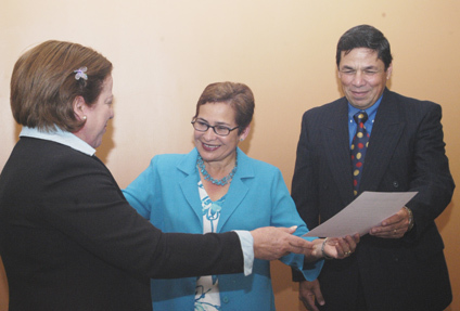 Al entregar el certificado de acreditación a Yamileth González y a Jorge Herrera, Maritza Madriz …
