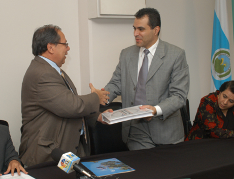 El vicepresidente de la República Kevin Casas recibe de Héctor Gonzalez de la Rectoría el …