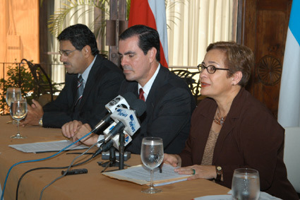 Carlos Villalobos, Eugenio Trejos y Yamileth González, dijeron que con la admisión conjunta se …