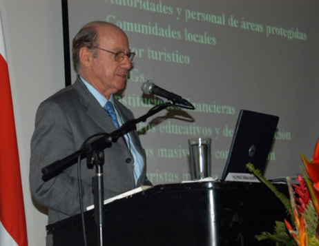 El Dr. Héctor Cevallos-Lascurain, conocido como el padre del ecoturismo, fue quien ofreció la …