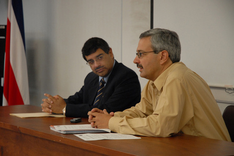 El M.L. Carlos Villalobos, Vicerrector de Vida Estudiantil, y el Dr. Javier Trejos, director del …