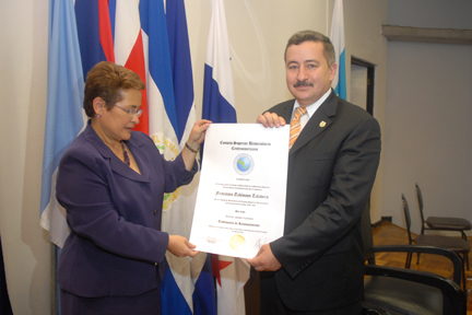 La Dra. Yamileth González, Rectora de la UCR, entregó un reconocimiento al Dr. …