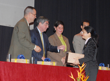 Isabel Cristina Arroyo recibe del Presidente Arias el premio “Diego F. Trejos” observan Lidieth …