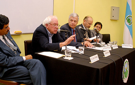 Bernie Sanders y Michael Michaud, congresistas de Estados Unidos. A su lado, el M.L. Carlos …