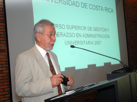 El Dr. Augusto Pérez Lindo ofreció la charla inaugural del curso de gestión y liderazgo en …