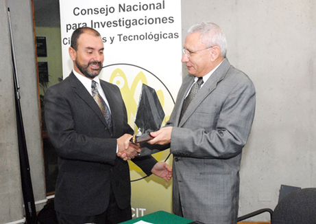 El Dr. Walter Fernandez presidente del CONICIT, entrega el premio TWAS a Eric Alfaro el miercoles …