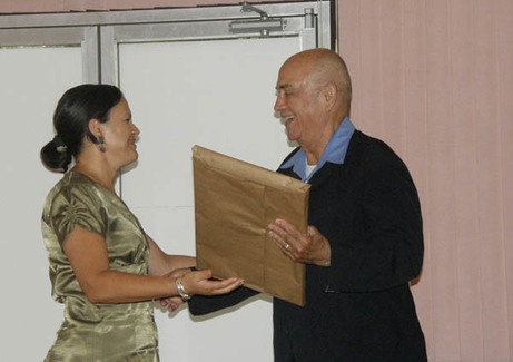 Liley Delgado Directora de la Biblioteca Arturo Agüero Chaves, le ofrece un obsequio al señor …