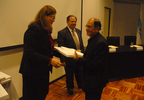 La M.Sc. Margarita Esquivel y el Vicerrector de Administración M.Sc. Héctor González entregaron …
