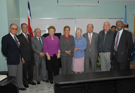 El IICE convocó a los autores del libro sobre la economía costarricense para entregarles un …