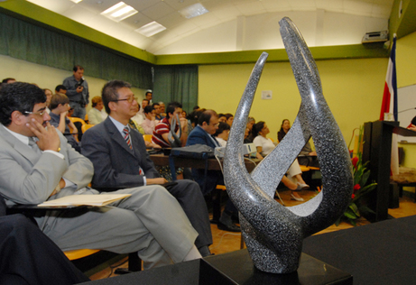 Los ganadores del premio recibieron una estatuilla del escultor Domingo Ramos, así como un …