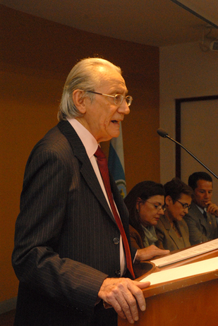 El Dr. Sergio Román recibió el título de emérito y agradeció el reconocimiento, en nombre de …