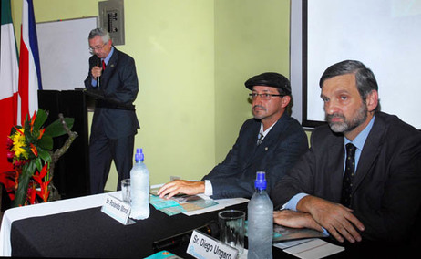 El M.Sc. Sergio Paniagua, el M.Sc. Rolando Mora y el embajador de Italia, Diego Ungaro, durante …