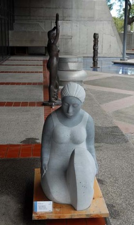 La escultura “La espera” elaborada en mármol gris, es una de las obras que se exhibió en la …
