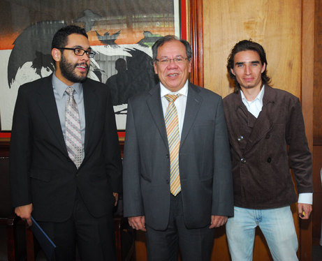 Sebastián Alvarado (izq) y Pablo Carballo, compartieron con el M.Sc. Héctor González, quien …