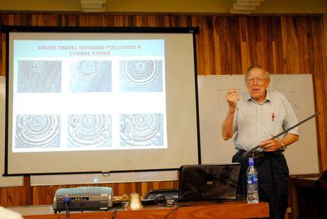 El Dr. Thomas Rossing habló sobre la forma en que viajan las ondas sonoras en los platillos (foto …