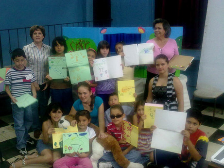 Niños y niñas con necesidades especiales participaron en un taller de fomento a la lectura. 