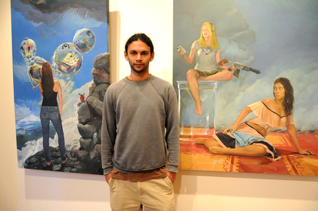 El artista Mario Rojas Kolomiets con dos de sus obras “Placeres fobiales” y “La vida es un …