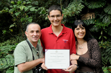 Óscar Antonio comparte la alegría de ser el mejor promedio de admisión de la UCR del 2012 con sus …