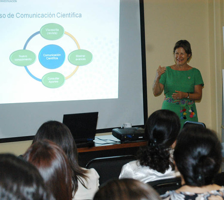 La M.Sc. Saray Córdoba González, coordinadora de Latindex en la UCR, durante su exposición a los …