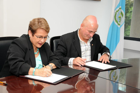 La rectora Yamileth González y el alcalde Fernando Trejos, suscribieron la alianza entre la …
