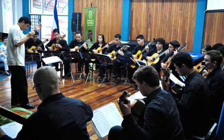 La Orquesta de Guitarra de la Etapa Básica de Música, dirigida por el Lic. Antonio Varela, tuvo …