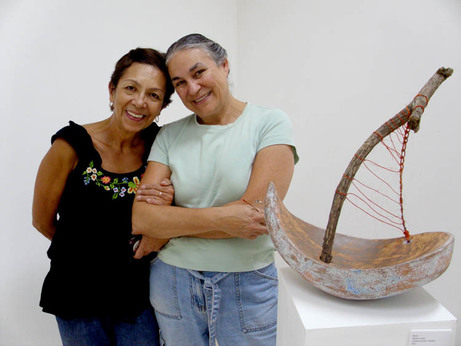 Mirjam Araya y la ceramista y profesora de la Escuela de Artes Plásticas, Ivette Guier, junto a …
