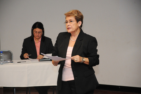 Dra González en Consejo de Rectoría